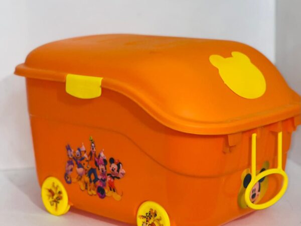 صندوق التخزين بعجلات